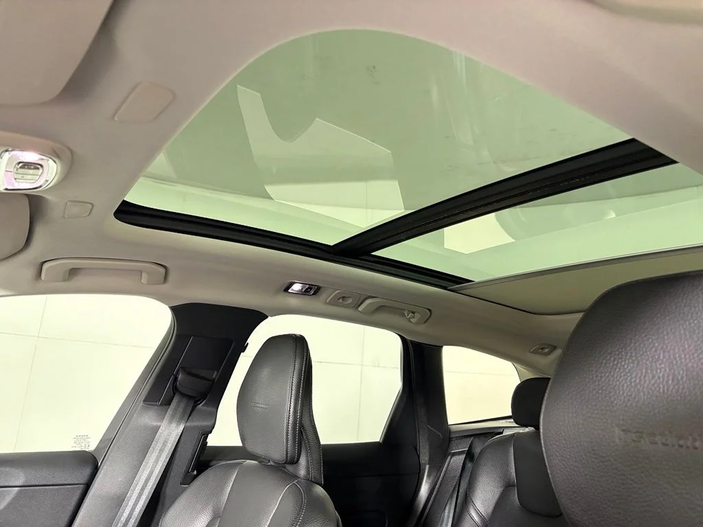 Used 2020 Onyx Black Metallic Volvo T5 Inscription image 19