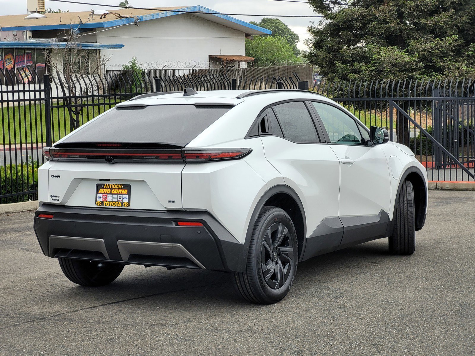 New 2026 Wind Chill Pearl <sup>1</sup> Toyota  SE image 3