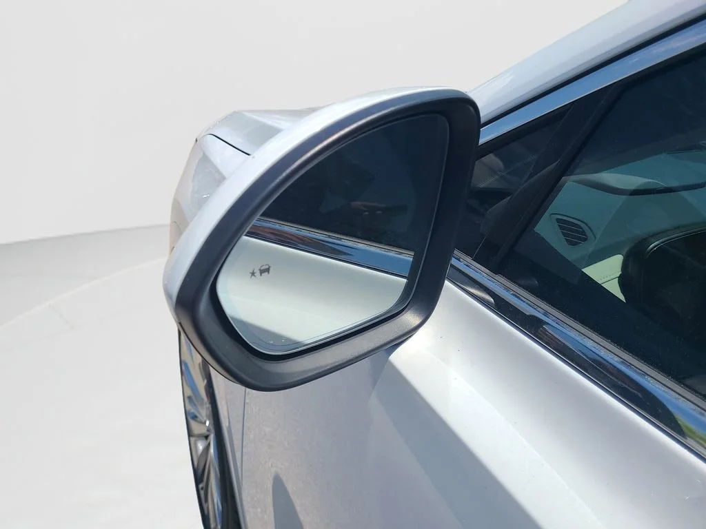 New 2026 Iridescent White Tricoat Buick Avenir image 28