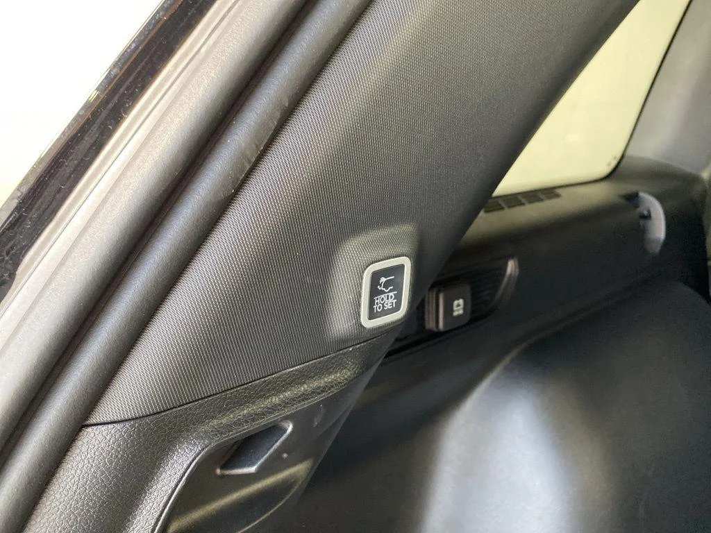 Used 2025 Diamond Black Crystal Pearlcoa Jeep Laredo X image 9