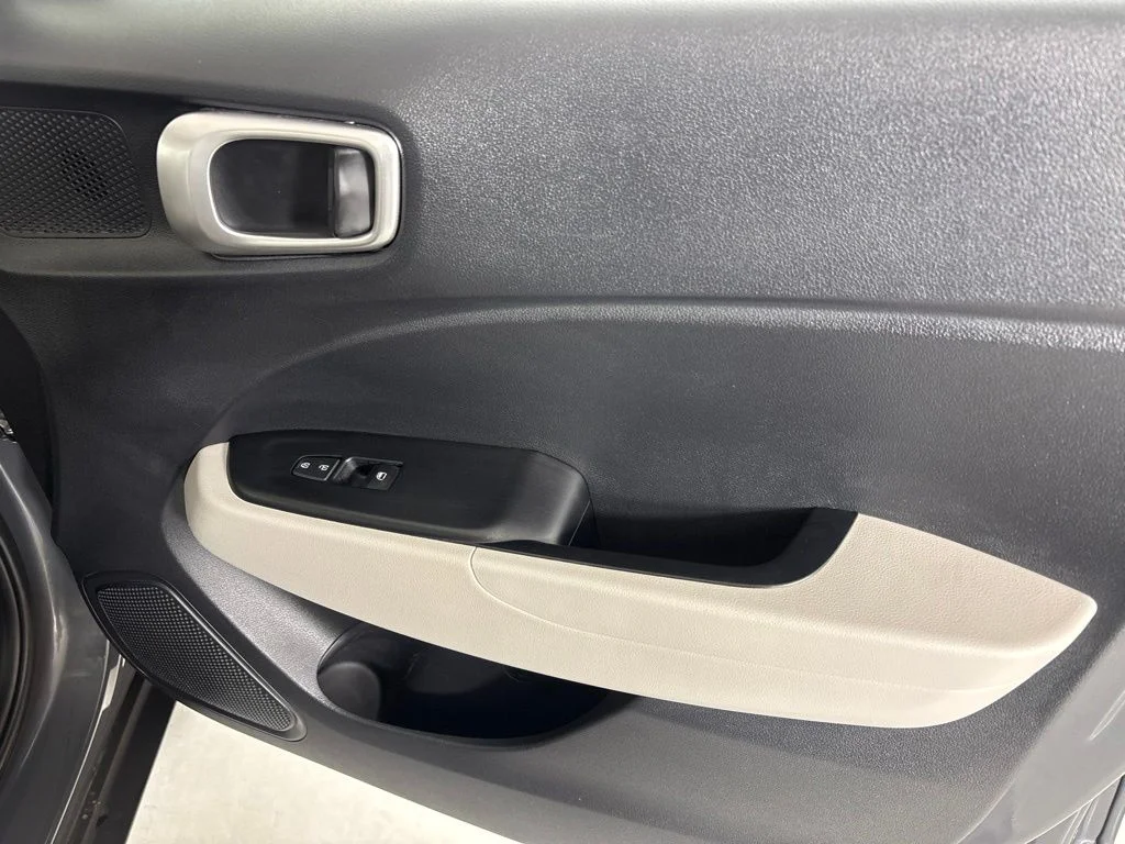 Used 2025 Gray Hyundai SEL image 17