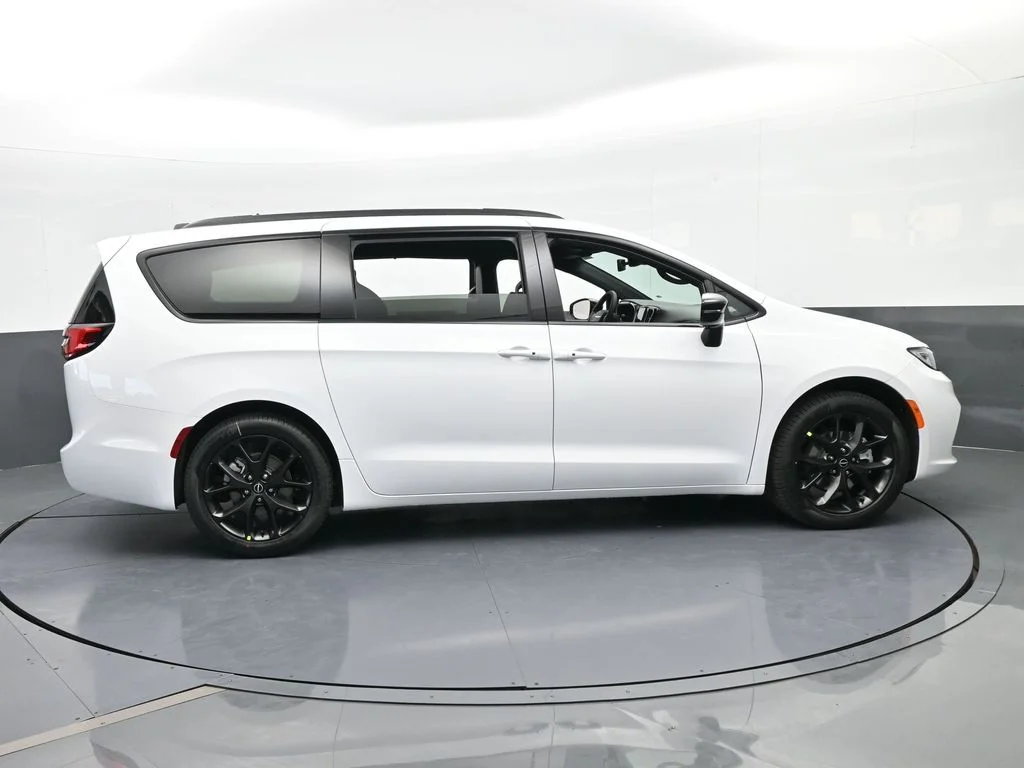 New 2026 Bright White Clear-Coat Exterior Paint Chrysler Select image 7