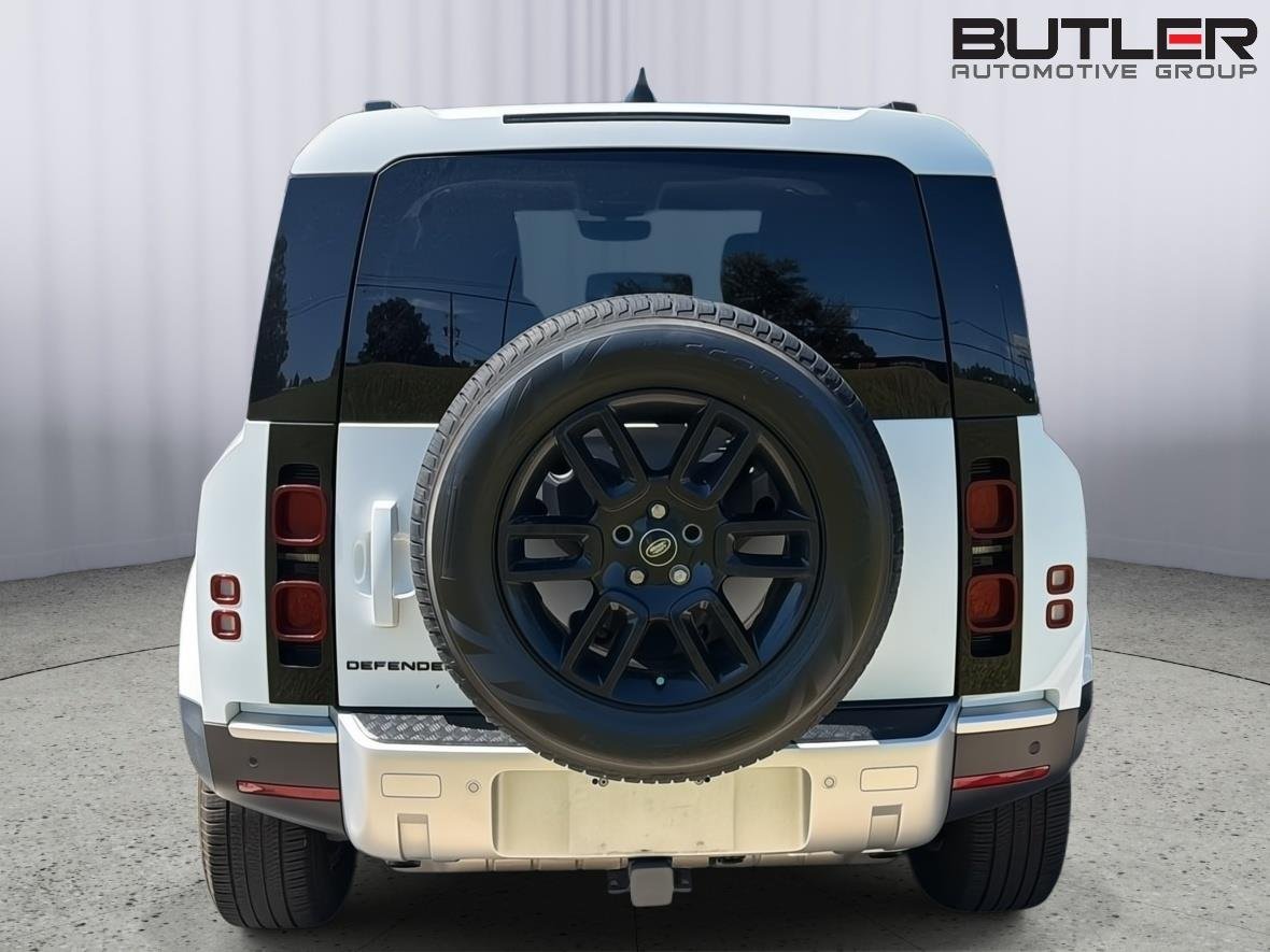 Used 2023 Fuji White Land Rover SE image 9