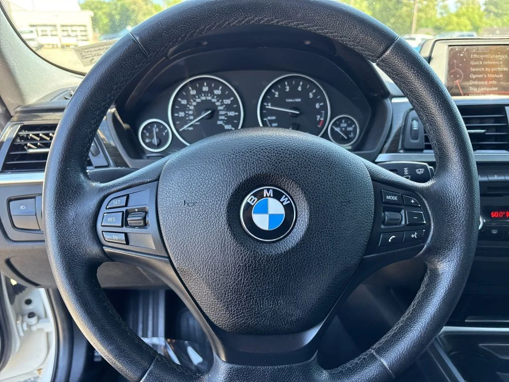 Used 2015 White BMW 320i xDrive image 22