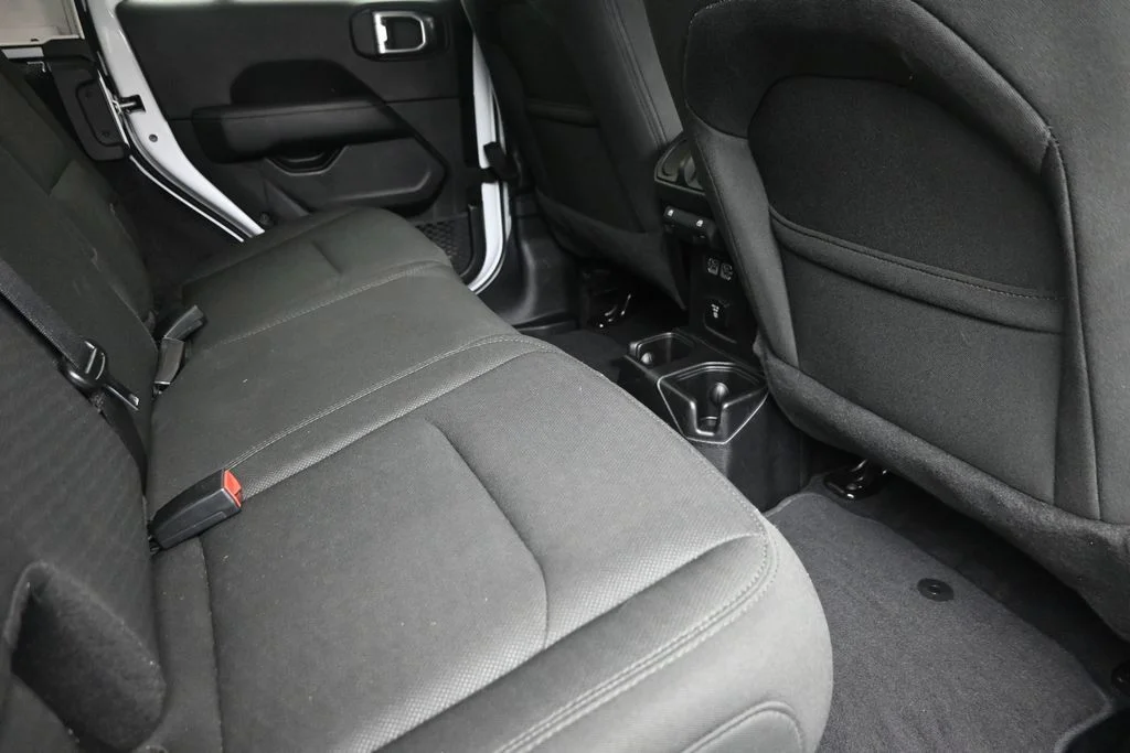 Used 2019 White Jeep Unlimited Sahara image 10