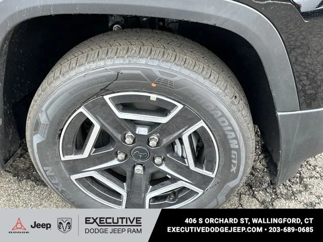 New 2026 Diamond Black Crystal Pearl-Coat Exterior Paint Jeep Limited image 7