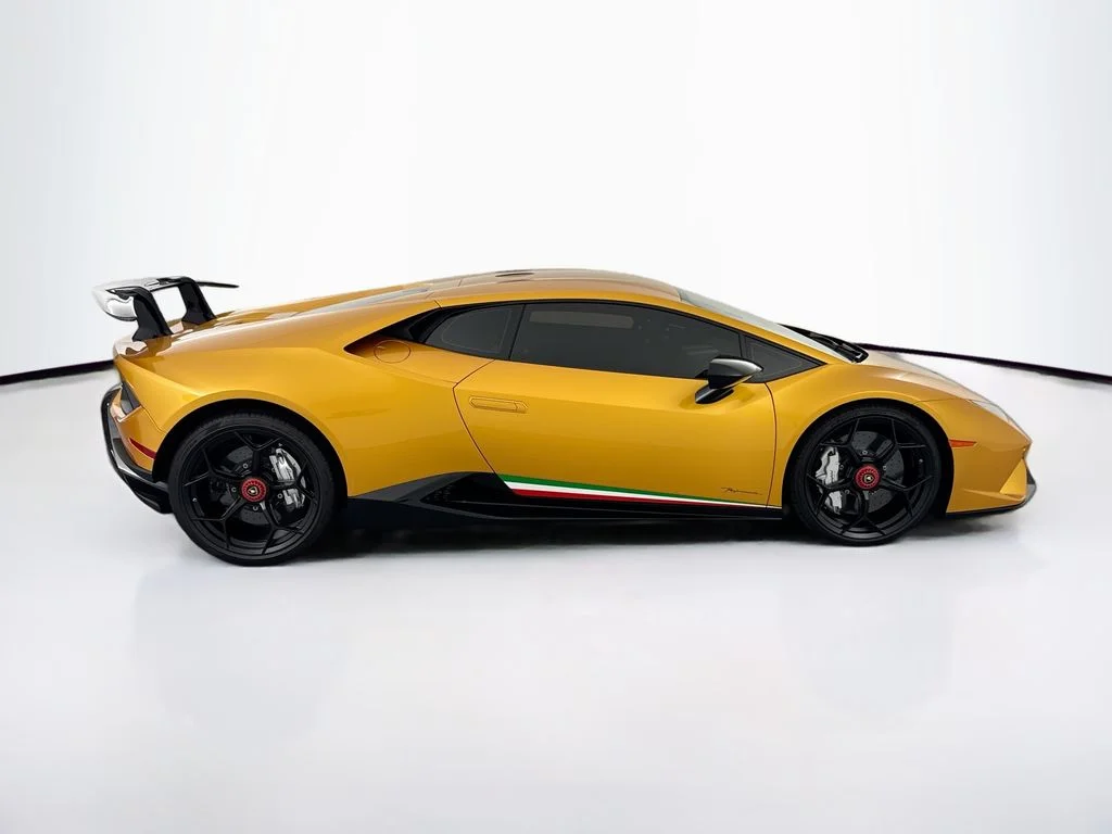 Used 2018 Gold Lamborghini Performante image 4