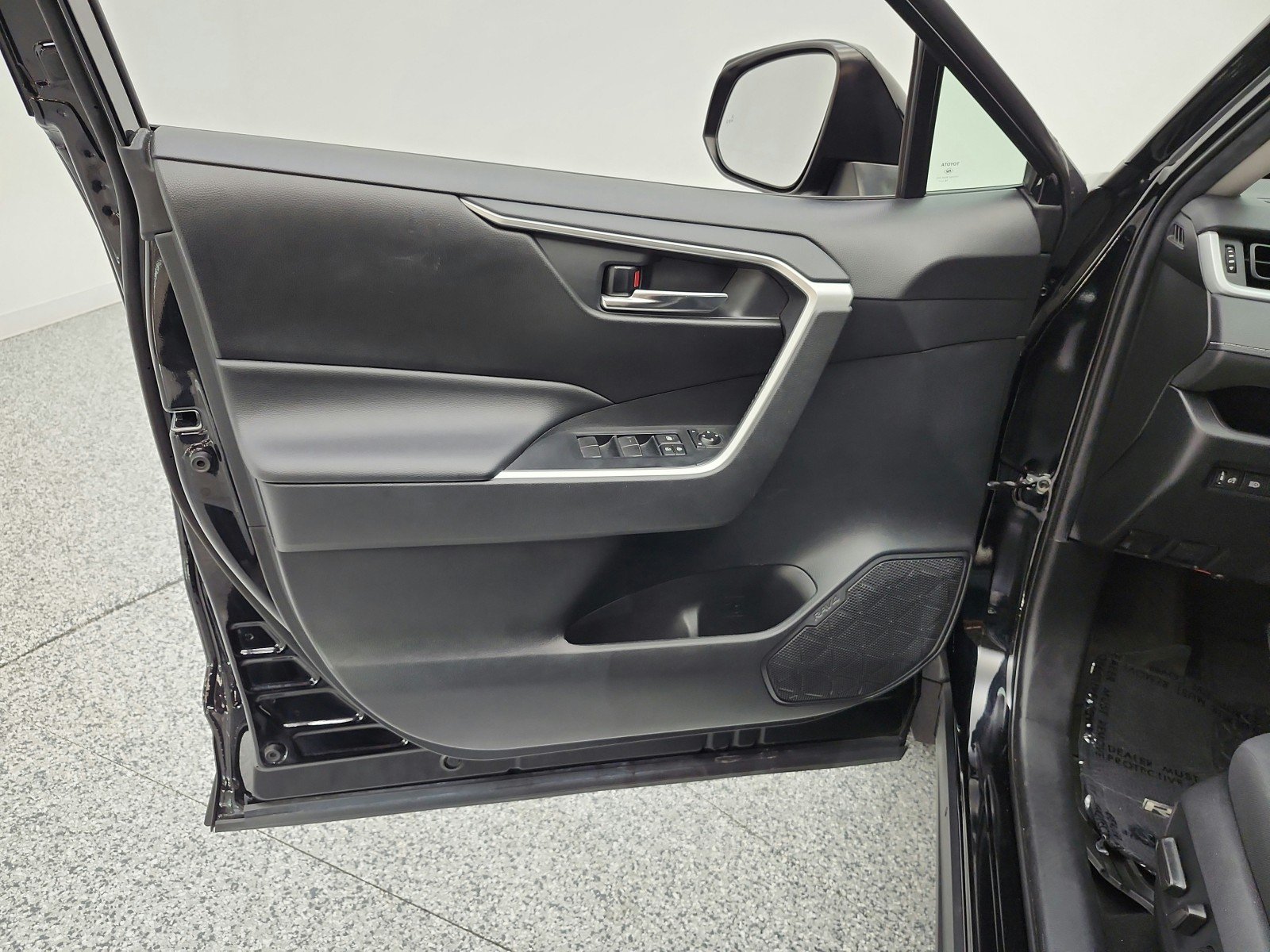 Used 2020 Midnight Black Metallic Toyota XLE FWD (Natl) image 11
