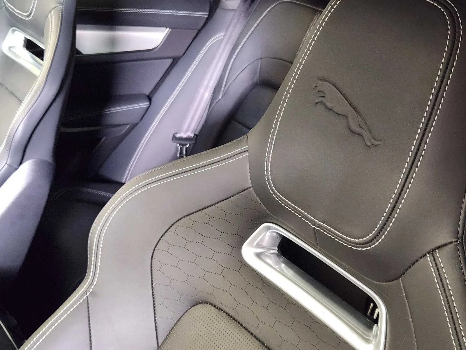 New 2026 Eiger Grey Metallic Jaguar R-Dynamic S image 25