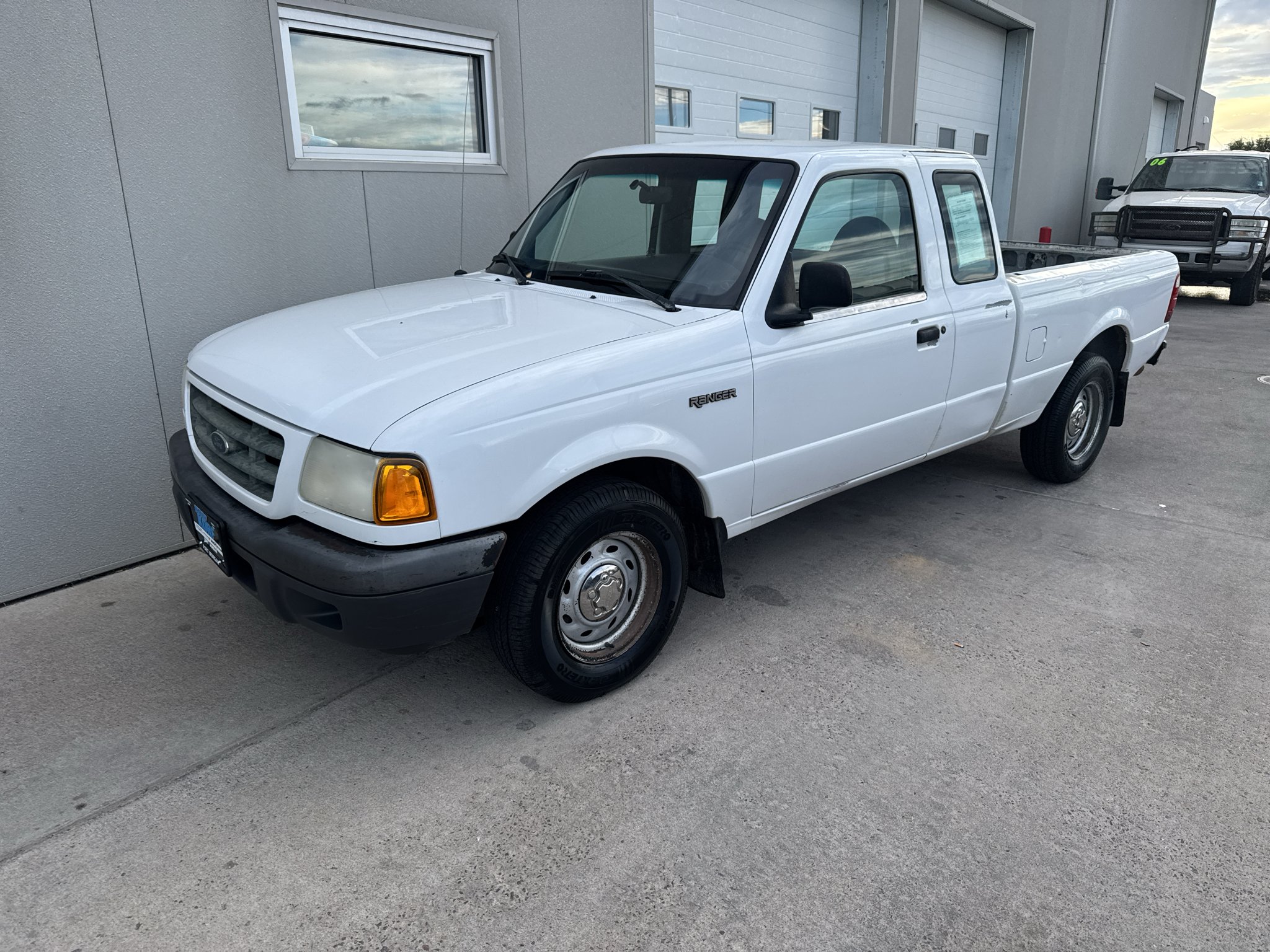 Used 2001 Oxford White Clearcoat Ford Edge image 1