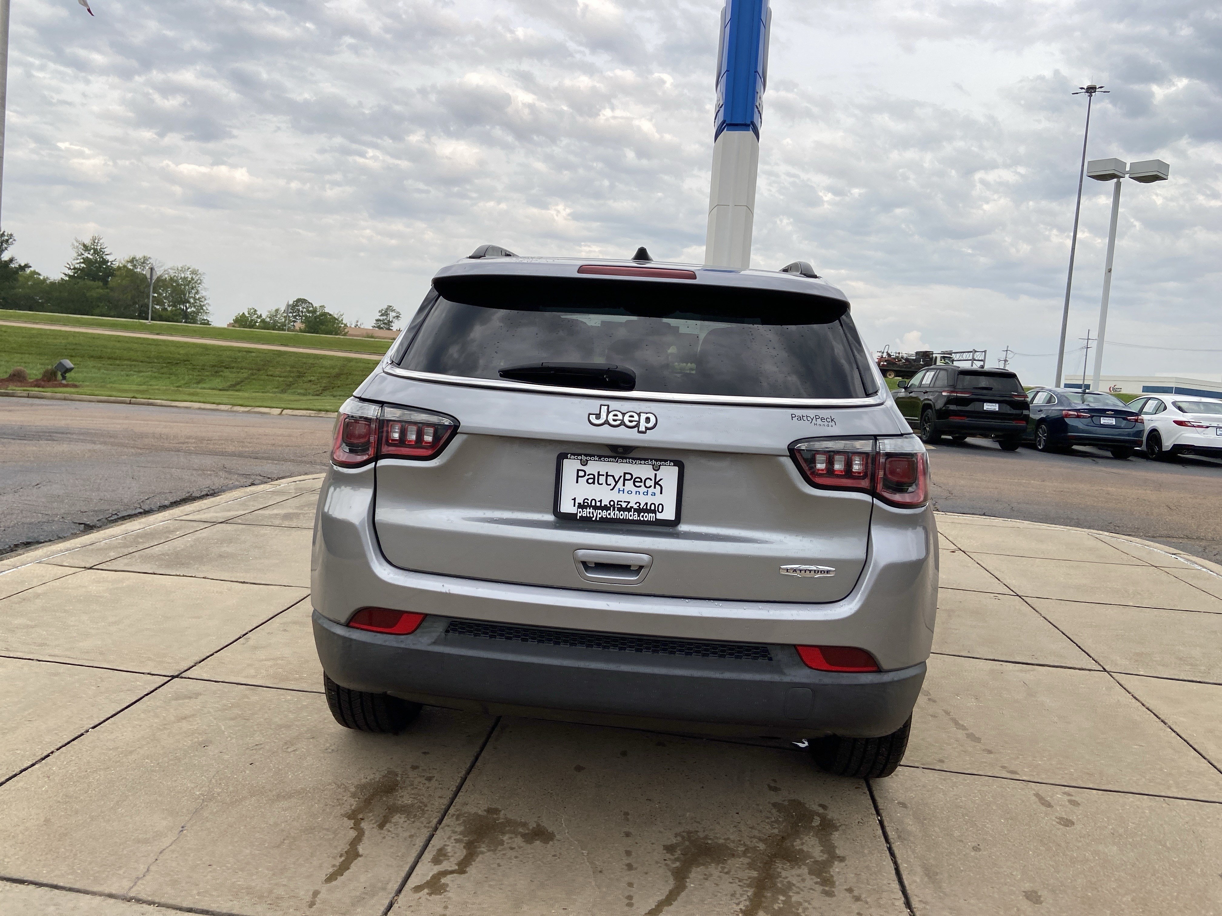 Used 2019 Billet Silver Metallic Clearcoat Jeep Latitude image 12