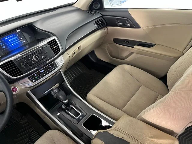 Used 2015 White Honda  image 31
