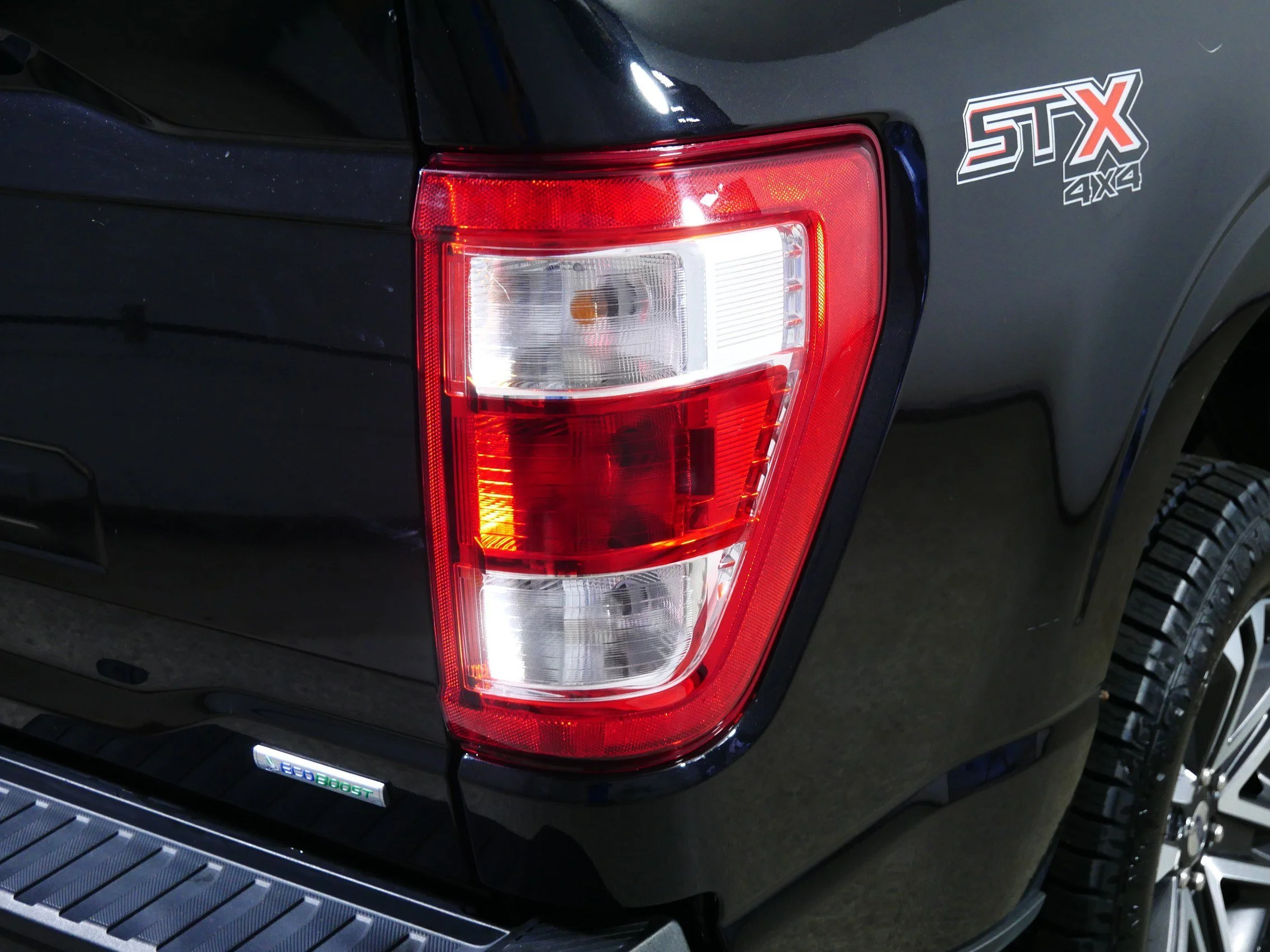 Used 2023 Agate Black Metallic Ford XLT image 17