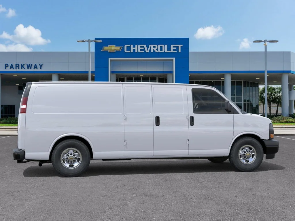 New 2025 Summit White Chevrolet WT image 5