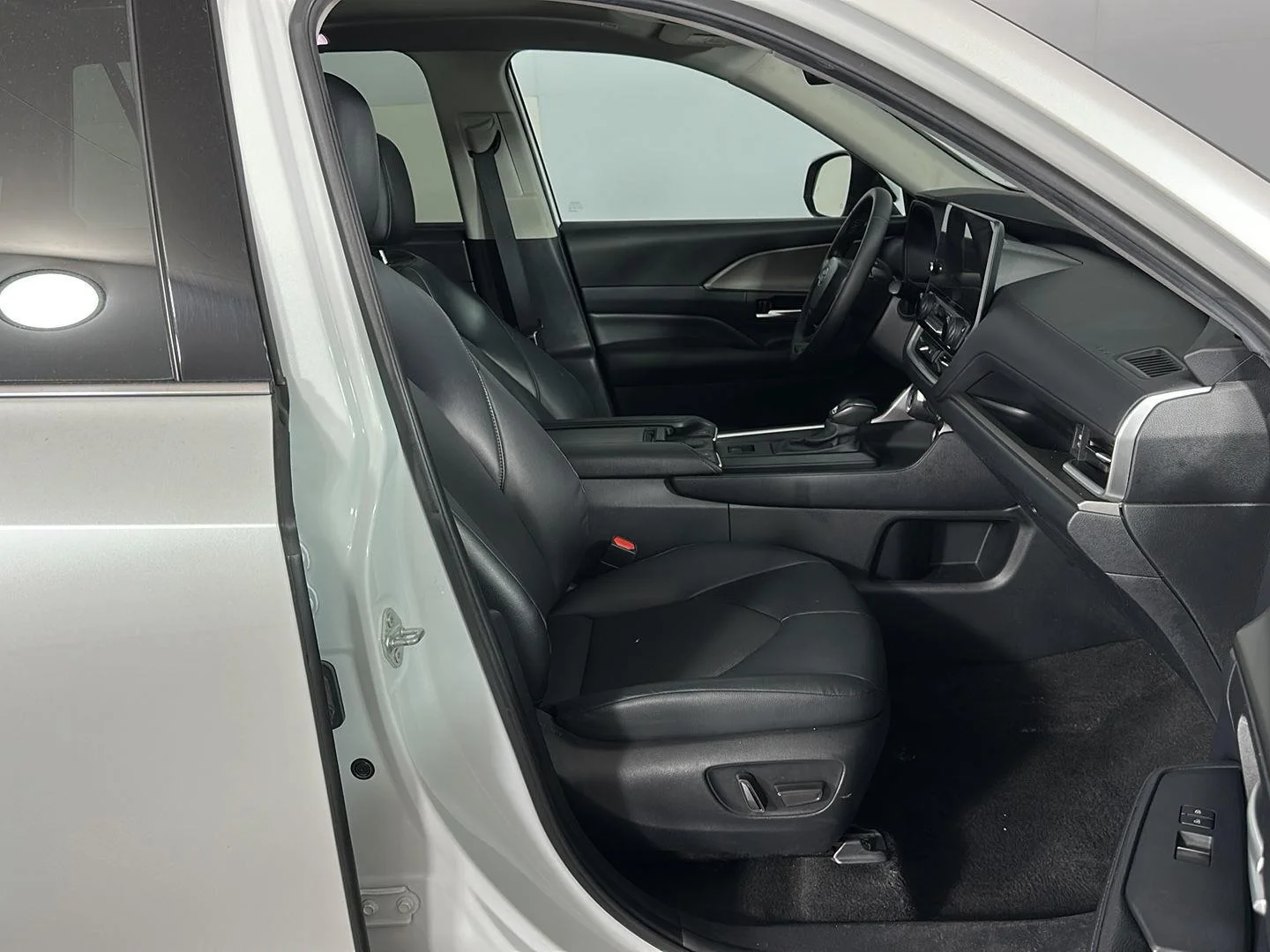 Used 2024 Wind Chill Pearl Toyota XLE image 29