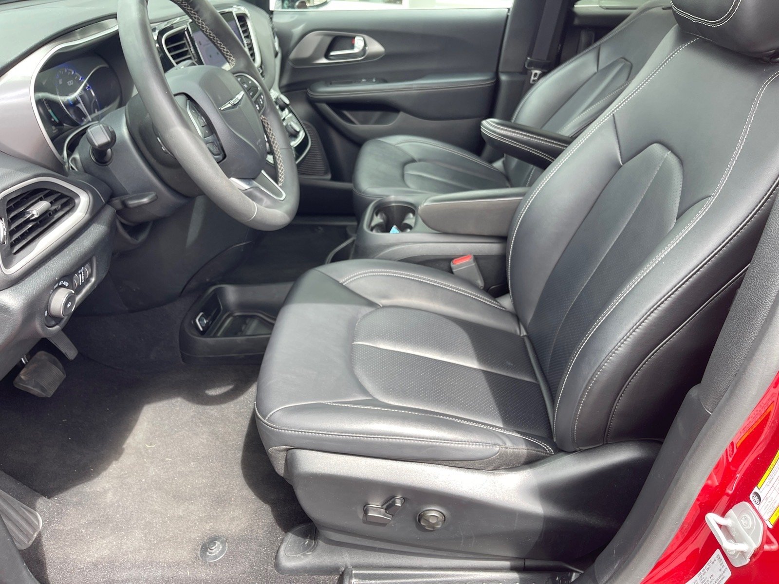 Used 2025 Red Hot Pearl Coat Chrysler Select image 10