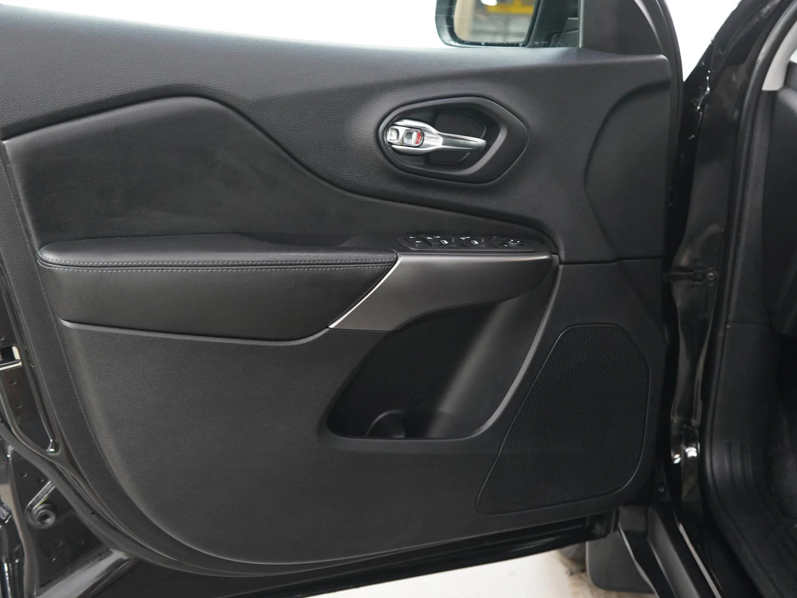 Used 2019  Jeep Latitude image 18