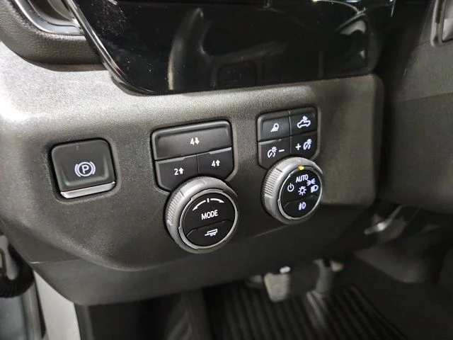 Used 2025 Summit White Chevrolet LT image 26