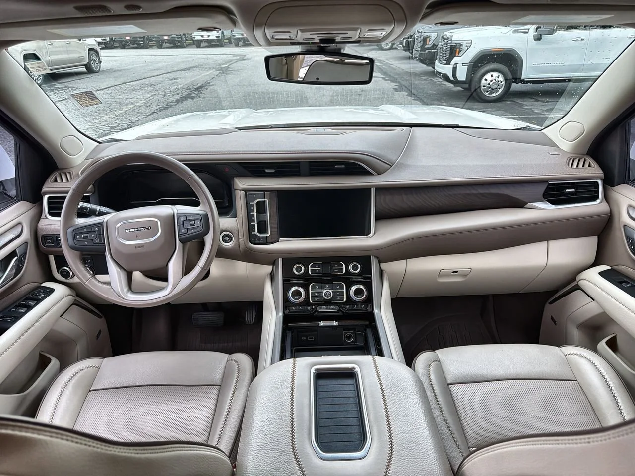 Used 2022 White Frost Tricoat GMC Denali image 17