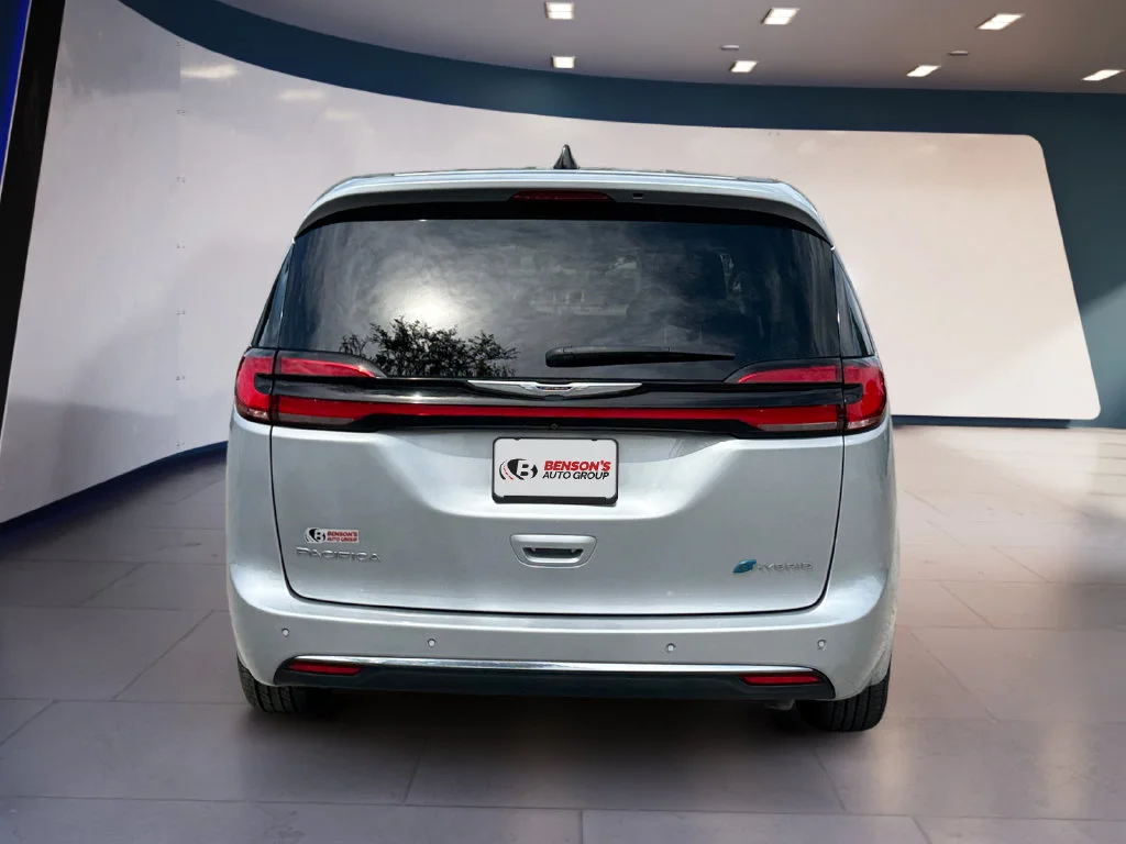 Used 2023 Silver Chrysler Touring L image 4