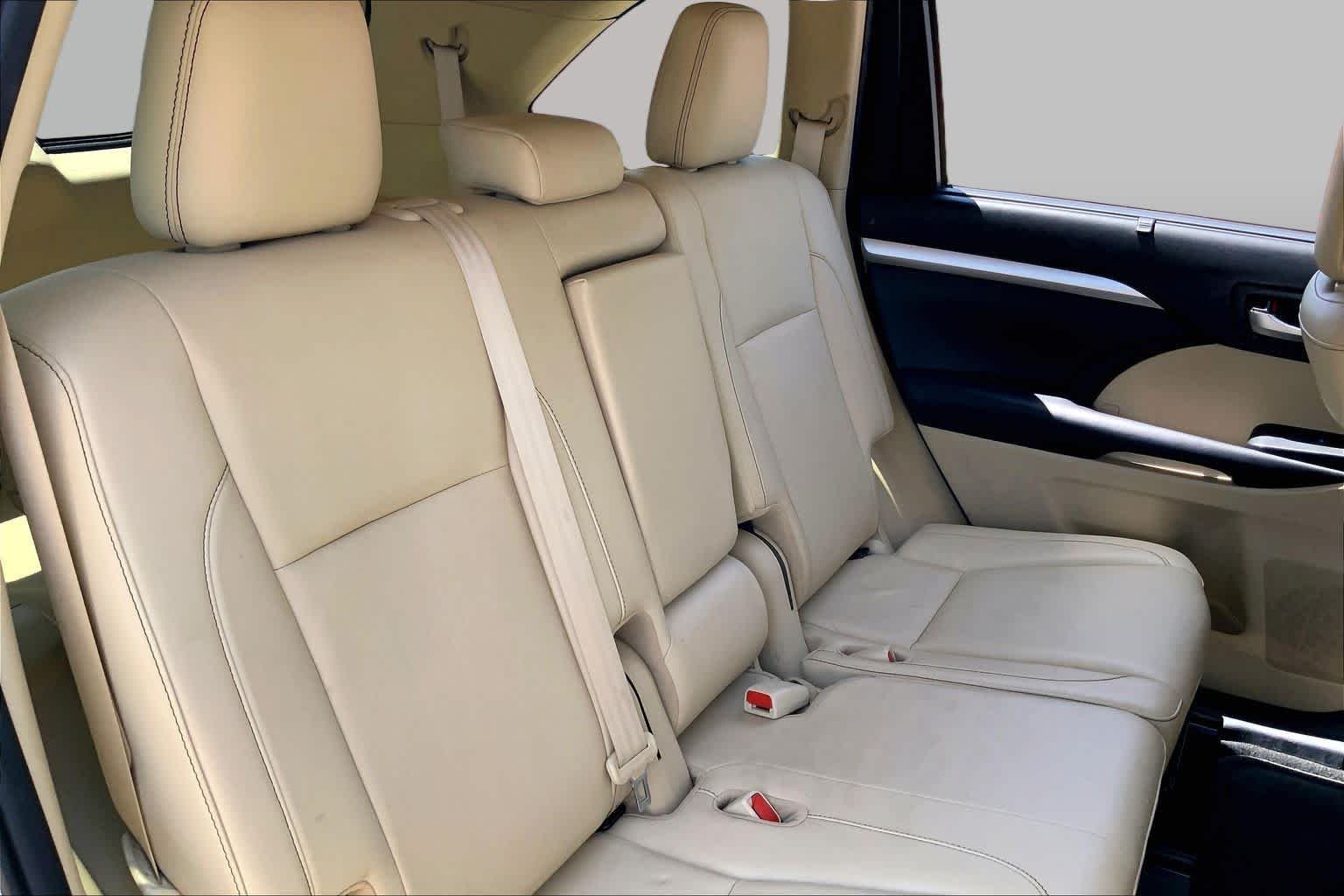 Used 2019 Blizzard Pearl Toyota XLE image 19