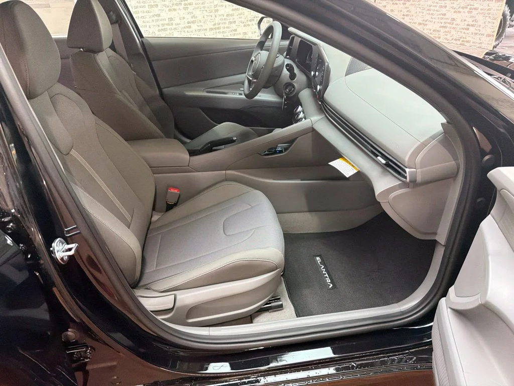 New 2026 Abyss Black Hyundai SE image 10