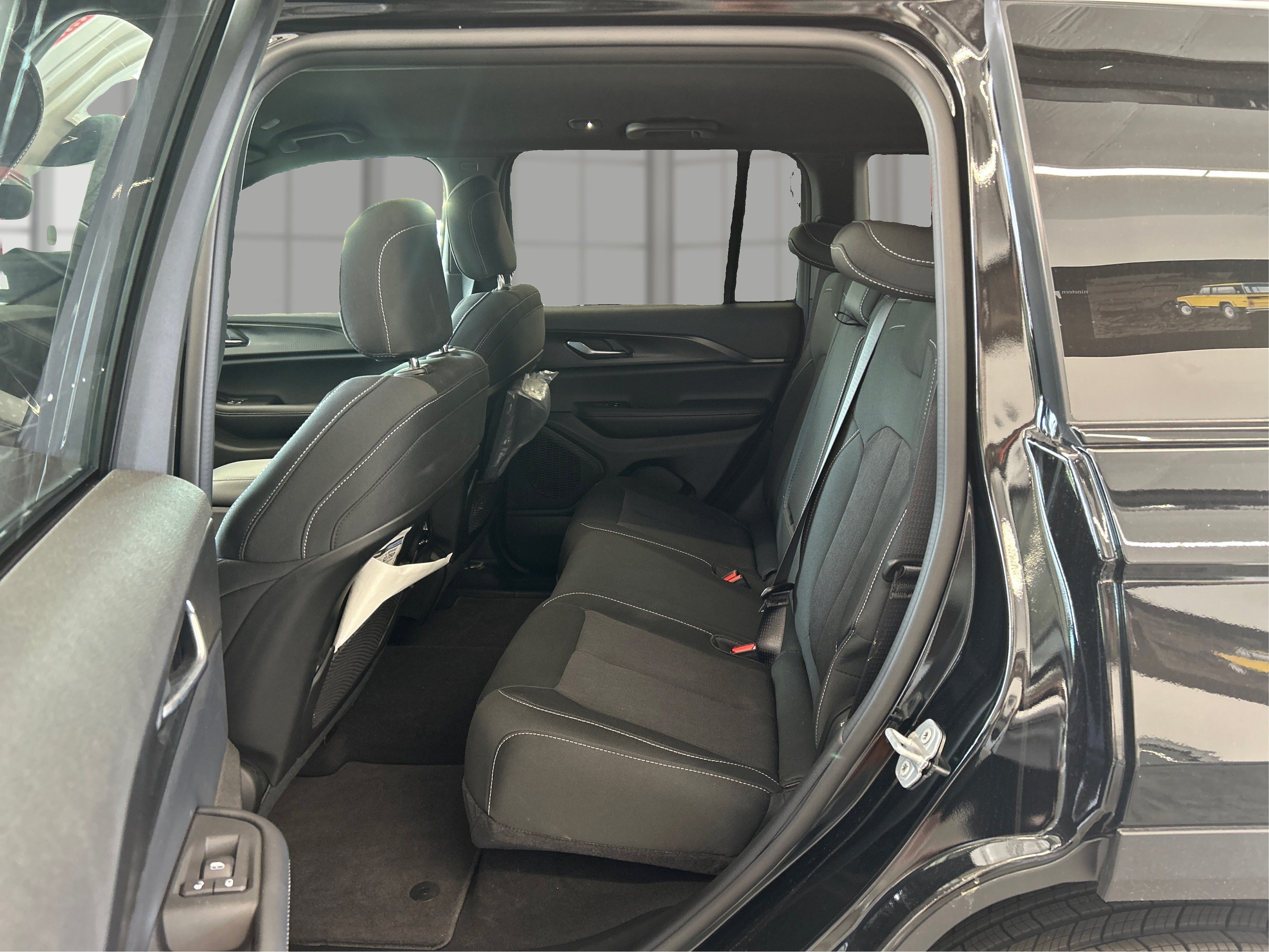 New 2026 Diamond Black Crystal Pearlcoat Jeep Laredo image 10