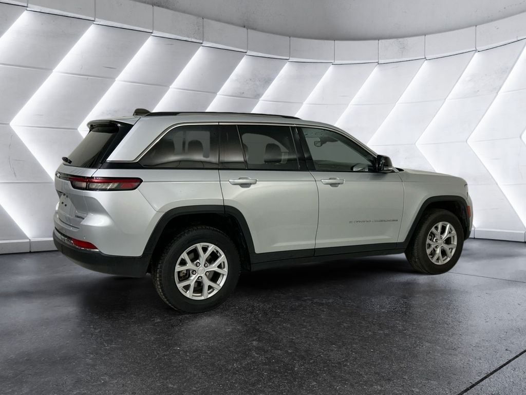 Used 2023 Silver Jeep Limited image 4
