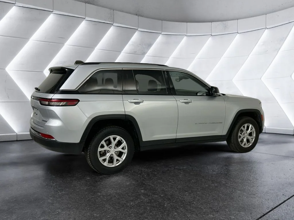 Used 2023 Silver Jeep Limited image 4