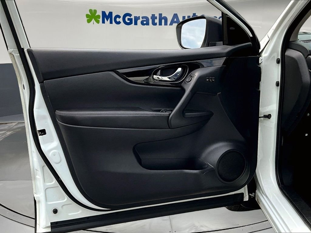Used 2022 White Nissan SV image 23