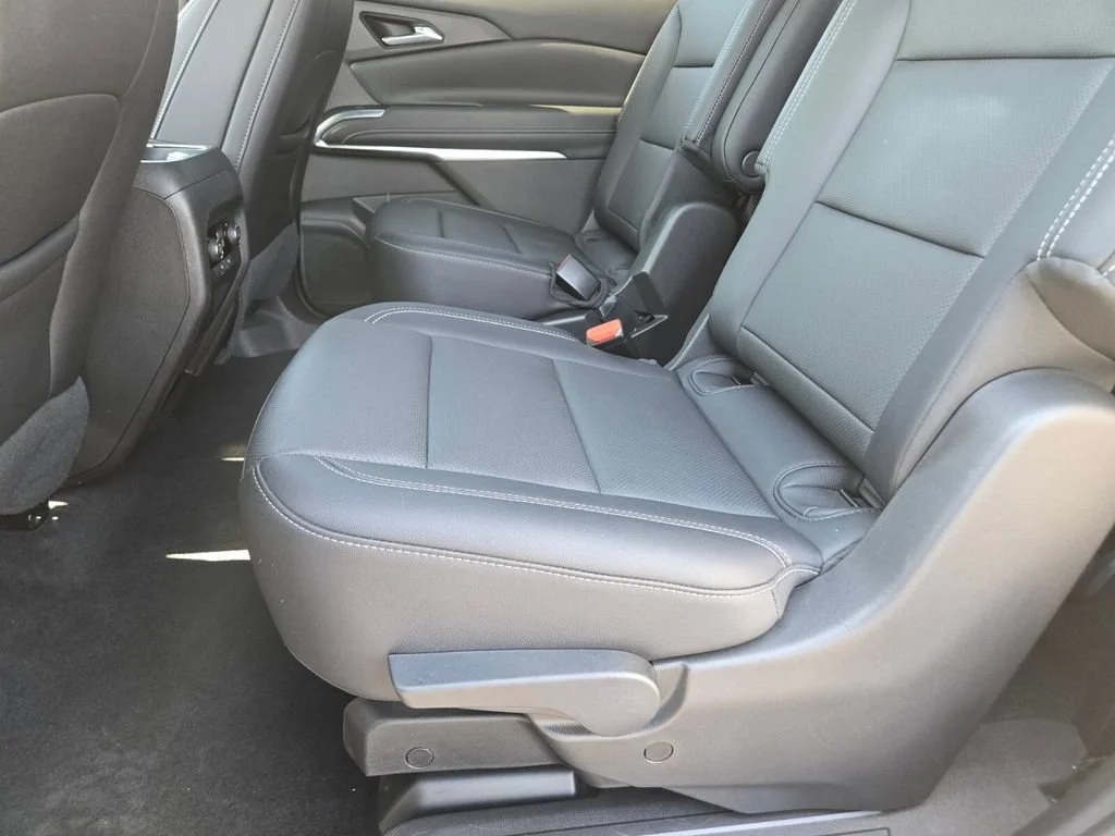 Used 2025 Summit White Chevrolet LT image 11