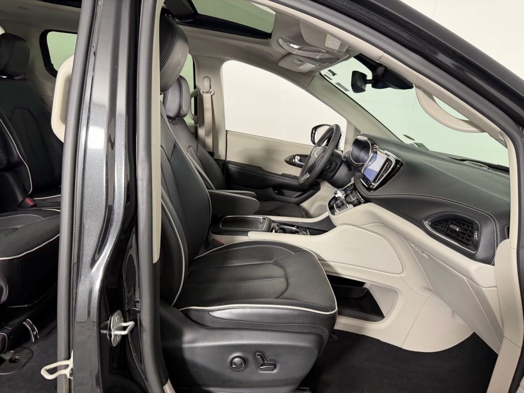 Used 2023 Brilliant Black Crystal Pearlcoat Chrysler Limited image 27