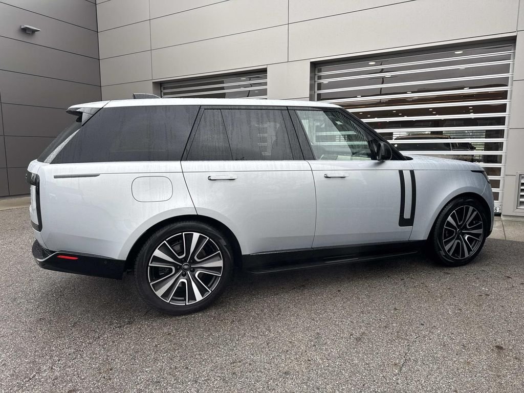 Certified Used 2024 Hakuba Silver Metallic Land Rover SE image 8