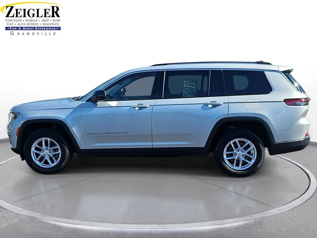 Used 2023 Silver Jeep Laredo image 8