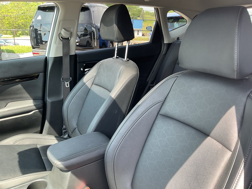 Certified Used 2025 Snow White Pearl Kia SX image 21