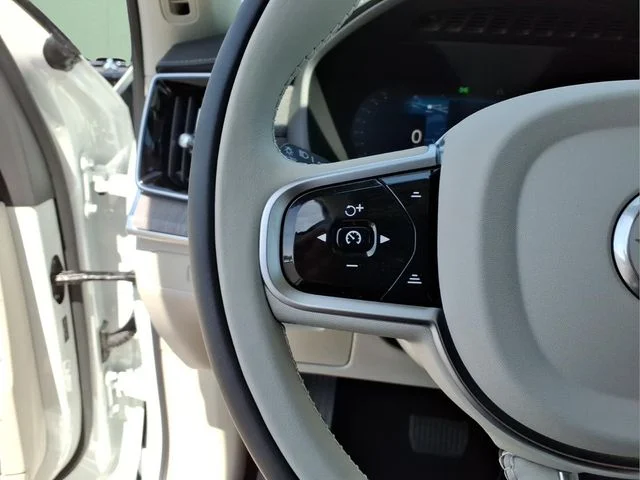 New 2026 Crystal White Volvo B6 Ultra image 21