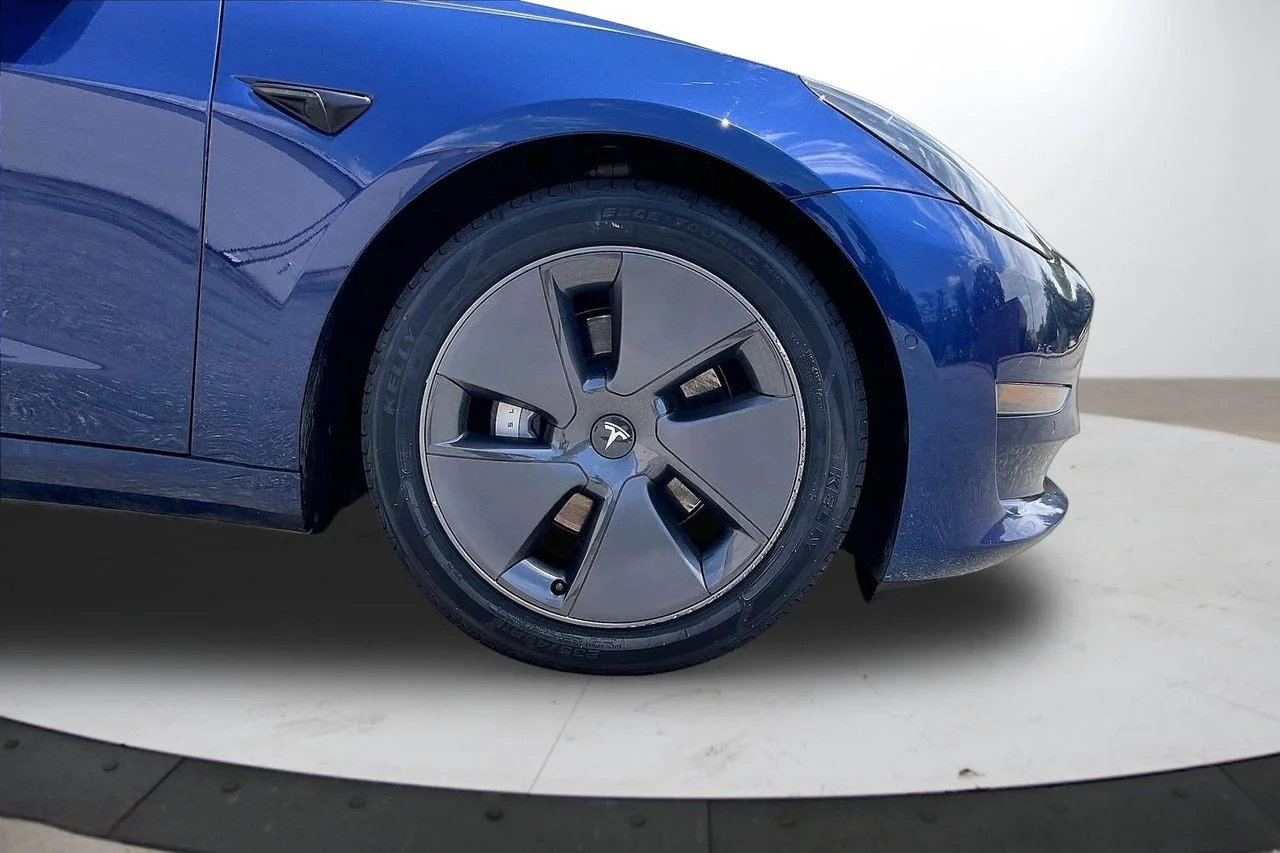 Used 2021  Tesla Standard Range Plus image 36