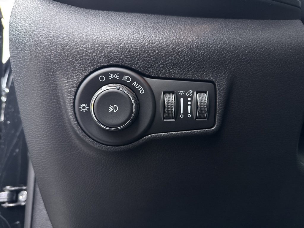 New 2026 Diamond Black Crystal Pearl-Coat Exterior Paint Jeep Limited Altitude image 28