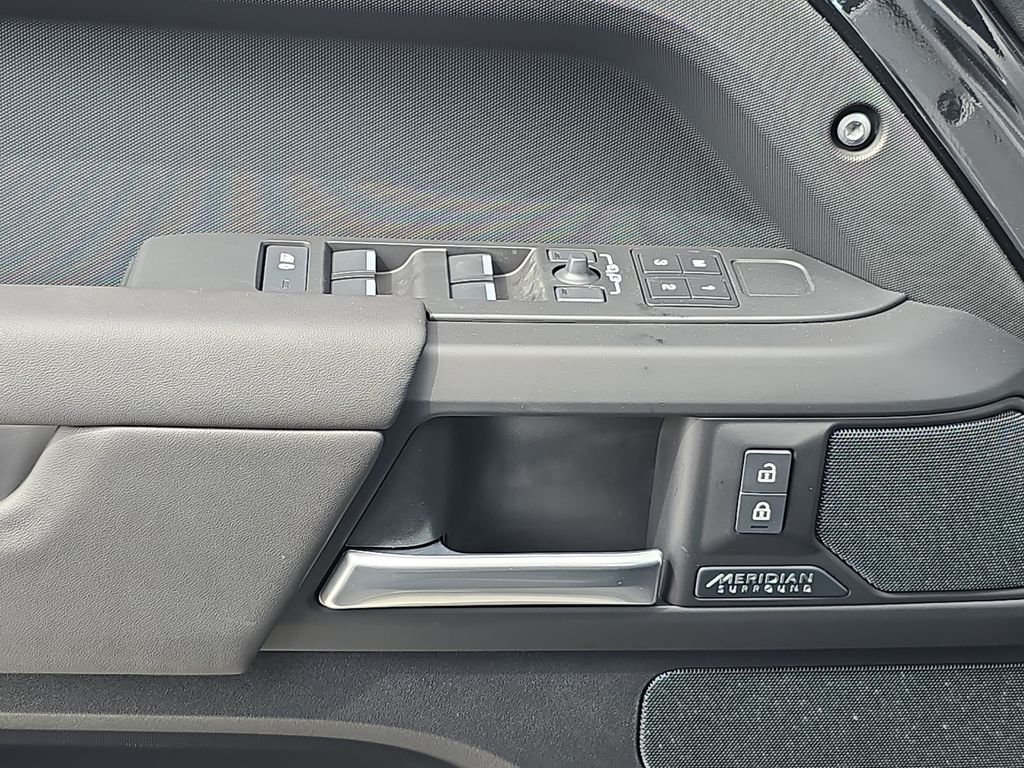 New 2026 Black Land Rover X-Dynamic SE image 29