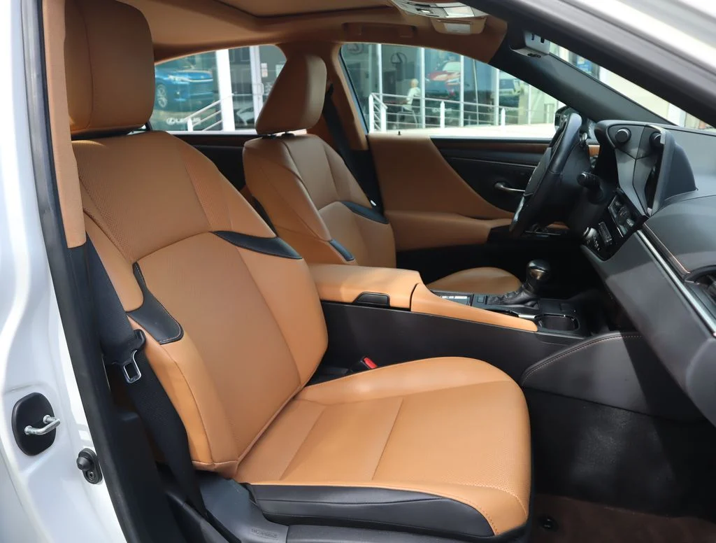 Used 2023 White Lexus 350 image 29