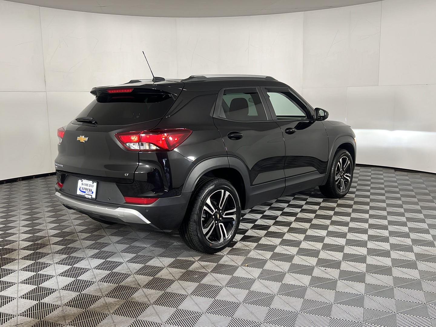 Used 2025 Mosaic Black Metallic Chevrolet LT image 4