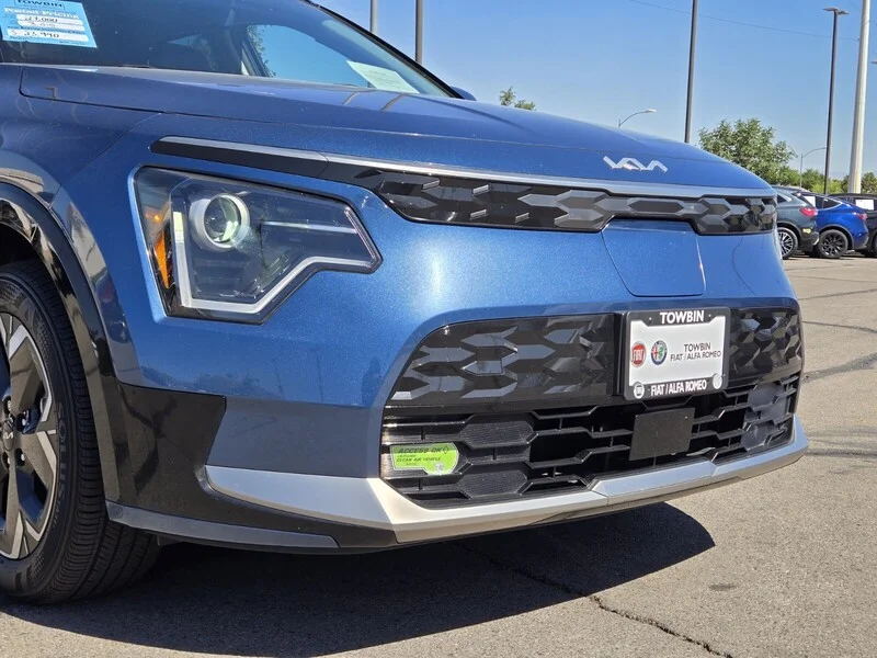 Used 2023 Mineral Blue KIA WIND image 8