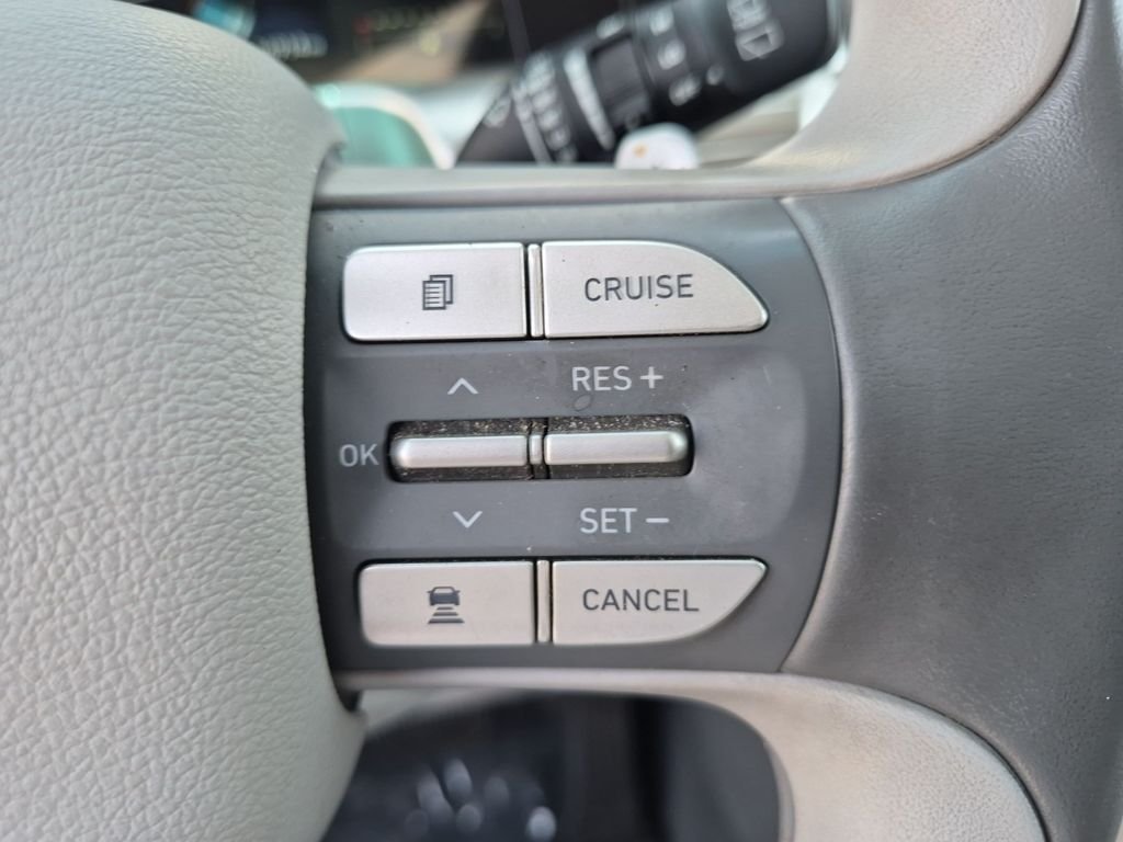 Used 2021 White Hyundai Blue image 19