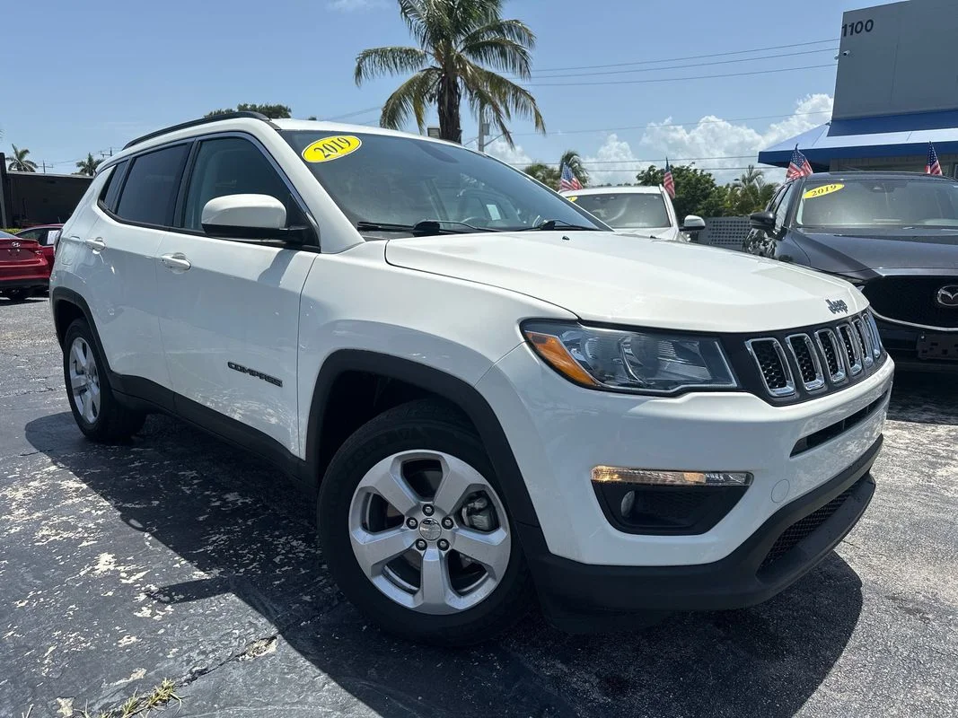 Used 2019  Jeep Latitude FWD image 3