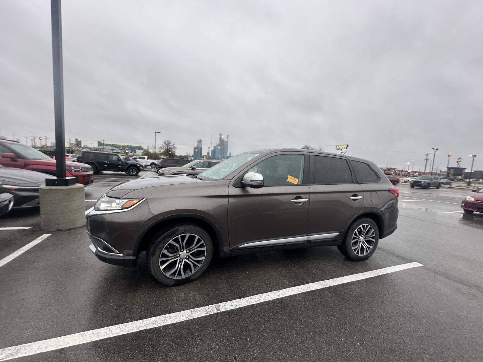 Used 2016 Mitsubishi Outlander SE with VIN JA4AZ3A32GZ005950 for sale in Kansas City