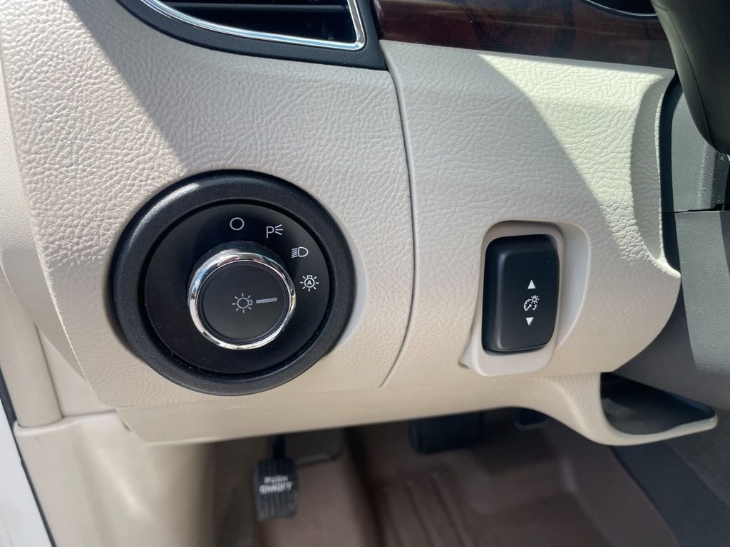 Used 2011 White Platinum Clearcoat Metallic Ford SEL image 17