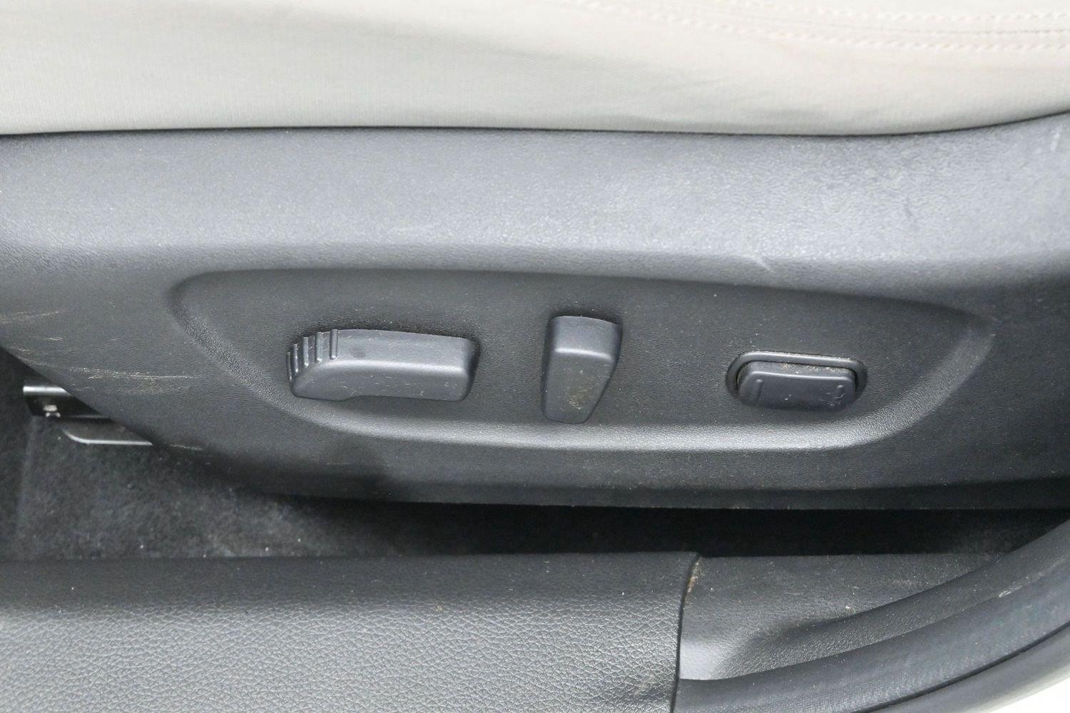 Used 2018 Pearl White Nissan SV image 14