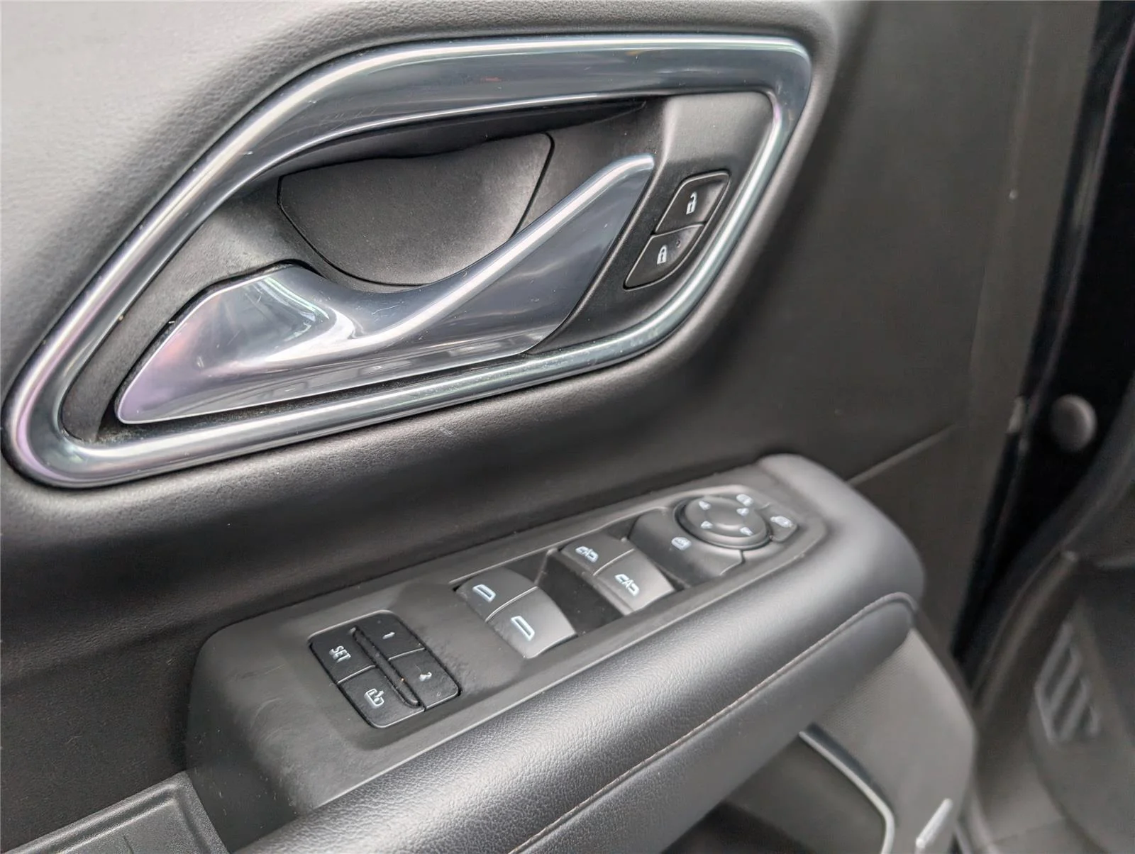 Used 2021 BLACK Chevrolet Z71 image 13