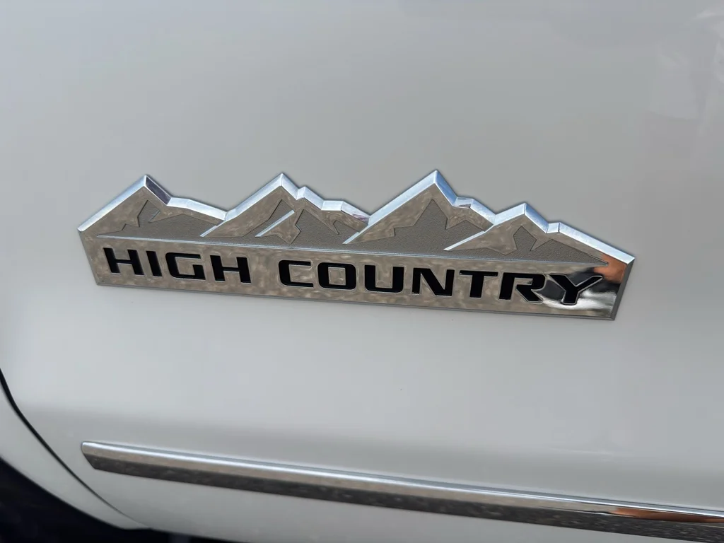 Used 2017 Iridescent Pearl Tricoat Chevrolet High Country image 9