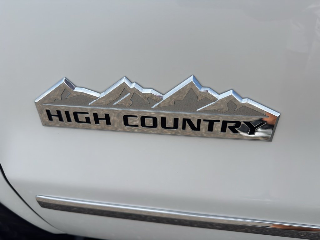 Used 2017 Iridescent Pearl Tricoat Chevrolet High Country image 9